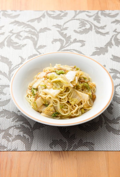 白い深皿に盛られた白菜入りの焼きそば