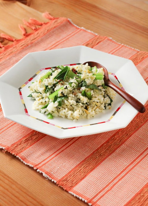 八角形の皿に盛った小松菜チャーハン