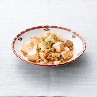 ネギを散らした麻婆豆腐の一皿の写真