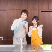 大切な人との暮らしをもっと楽しく、キッチンで料理研究家の男女が笑顔で調理の写真