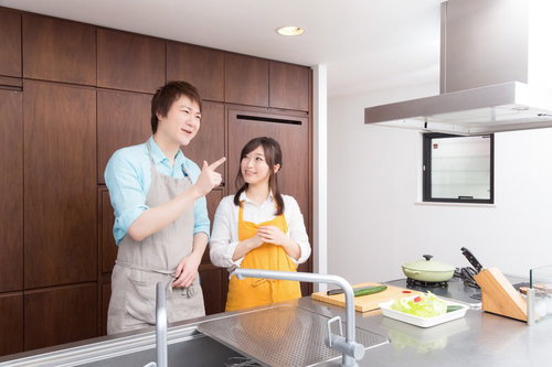 昼のダイエット食特集で約一年ぶりにキッチンに立つ夫婦