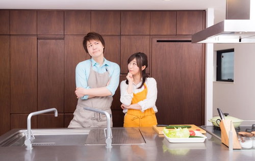 今日の夕食レシピは何にしようか？と考える夫婦