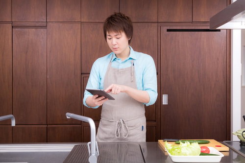 本日の献立をタブレットで確認する料理男子
