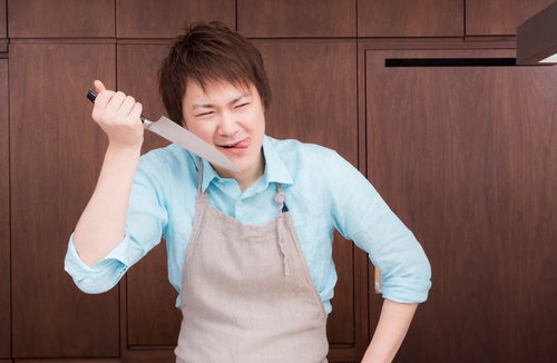 キッチンで産地直送の新鮮なお野菜をどう料理してくれてやろうか(ペロリ