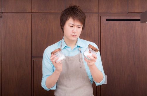 塩と砂糖の区別がつかなくて涙目の夫がキッチンで調味料を確認
