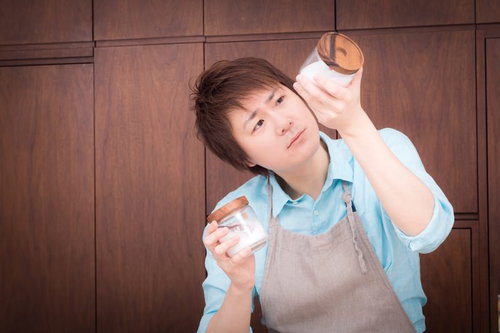 塩と砂糖の違いを結晶の形で見切る夫（やべ、さっき入れたの砂糖だったわ・・・）