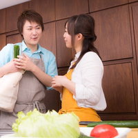 エプロンをつけたまま買い物に行ってしまった慌てん坊の夫と、買い忘れを笑顔で指摘する鬼嫁の写真