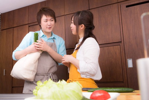 エプロンをつけたまま買い物に行ってしまった慌てん坊の夫と、買い忘れを笑顔で指摘する鬼嫁