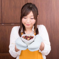 バレンタインの手作りハートチョコをつくる女性の写真