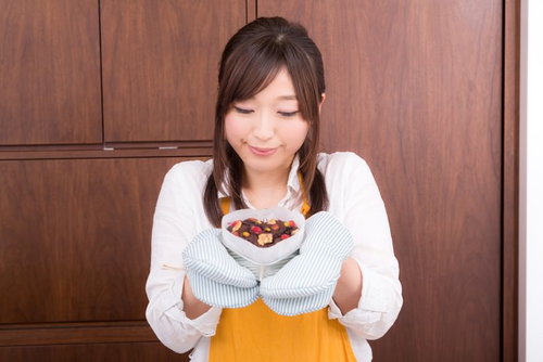 バレンタインの手作りハートチョコをつくる女性