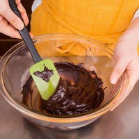 チョコレートをゴムベラで練る手作りバレンタインの写真