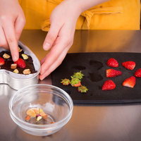 バレンタインのチョコレートケーキを焼く女性の写真