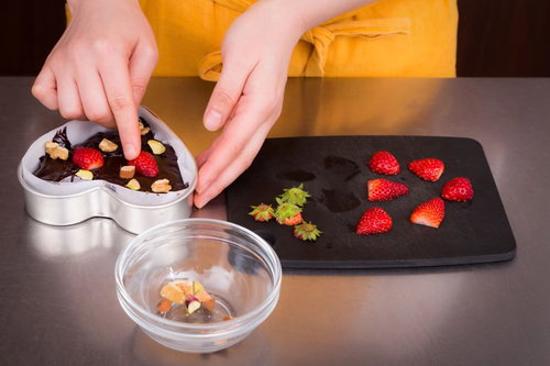 バレンタインのチョコレートケーキを焼く女性