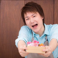 逆チョコをプレゼントする夫と喜ぶ妻のバレンタインの写真