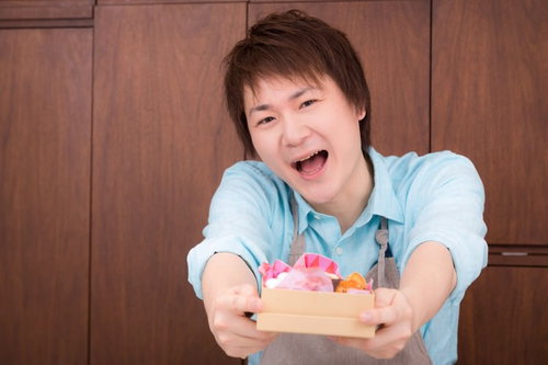 逆チョコをプレゼントする夫と喜ぶ妻のバレンタイン