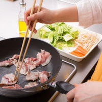 野菜炒め、まずは黒いフライパンで豚肉をジュージューの写真