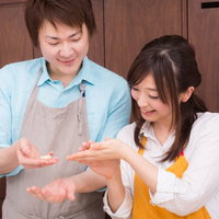 ニョッキを丸める夫婦、キッチンで協力して調理の写真