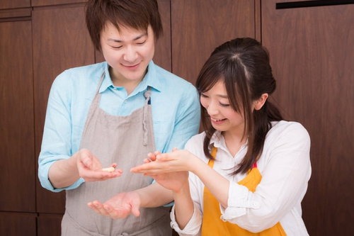 ニョッキを丸める夫婦、キッチンで協力して調理