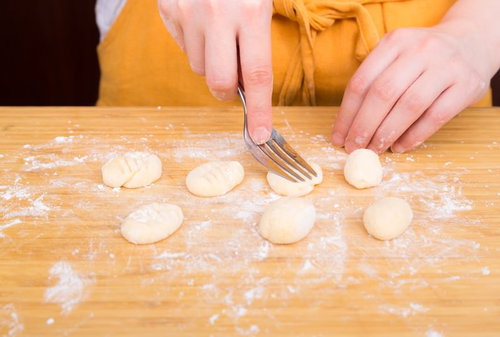 フォークの先端を押し付けられる哀れなニョッキ