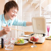 「餃子焼けたかな？」と待ちきれない笑顔の夫の写真