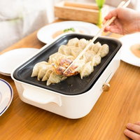 ホットプレートで焼くパリパリの焼き目がついた餃子の写真