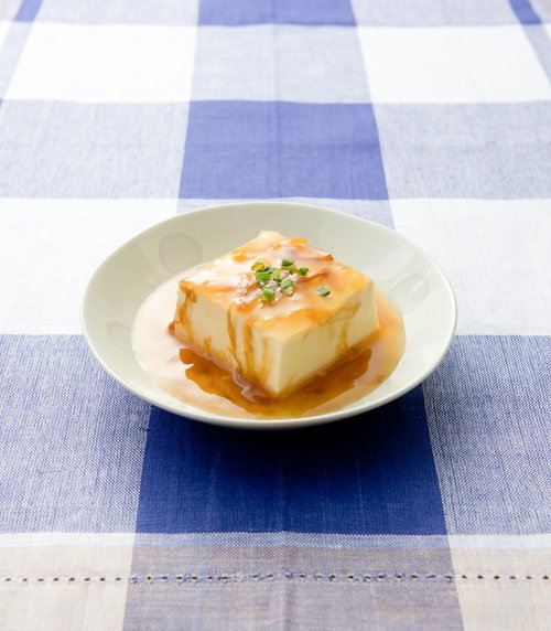 白い皿に盛られたあんかけ豆腐とネギ
