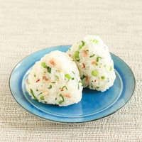青い丸皿に盛られた酒盗とクレソンのおにぎりの写真