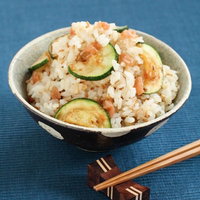 陶器の茶碗に盛った梅とズッキーニの混ぜごはんの写真