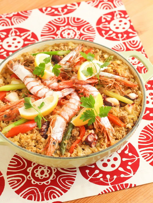 エビとレモンが乗ったパエリア鍋