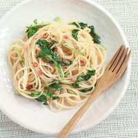 白い皿に盛った酒盗とクレソンのパスタの写真