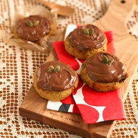 チョコレートとかぼちゃの種がのったクッキーの写真