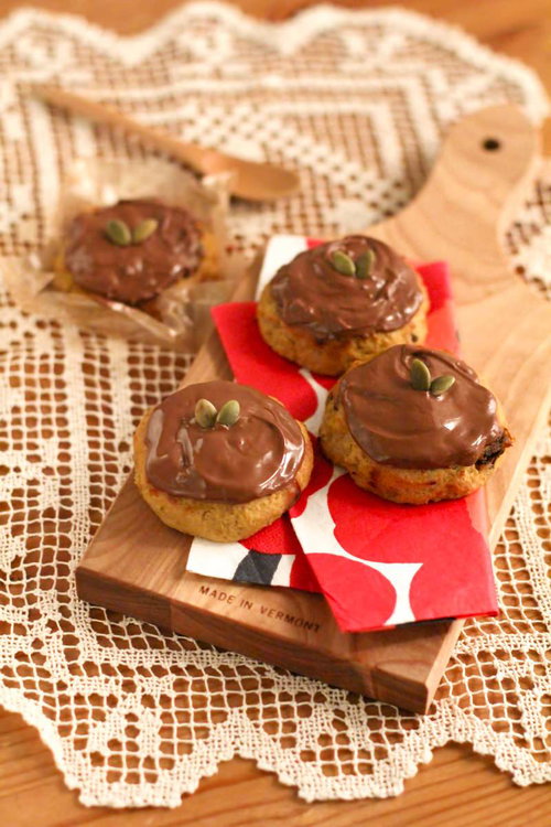 チョコレートとかぼちゃの種がのったクッキー