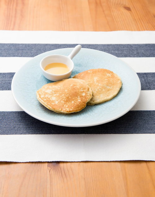 粉砂糖がかかったホットケーキとシロップ