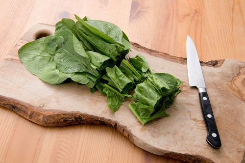 まな板の上のほうれん草と包丁