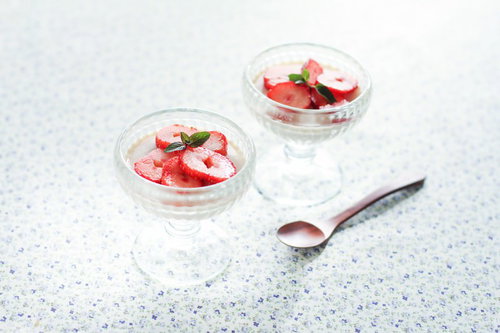 いちごとミントを飾ったガラスのプリン