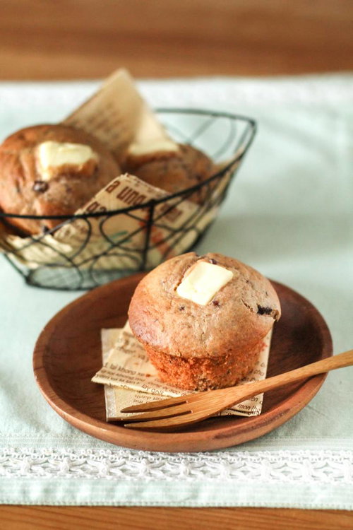 バターを乗せたマフィンと金属かごの焼き菓子