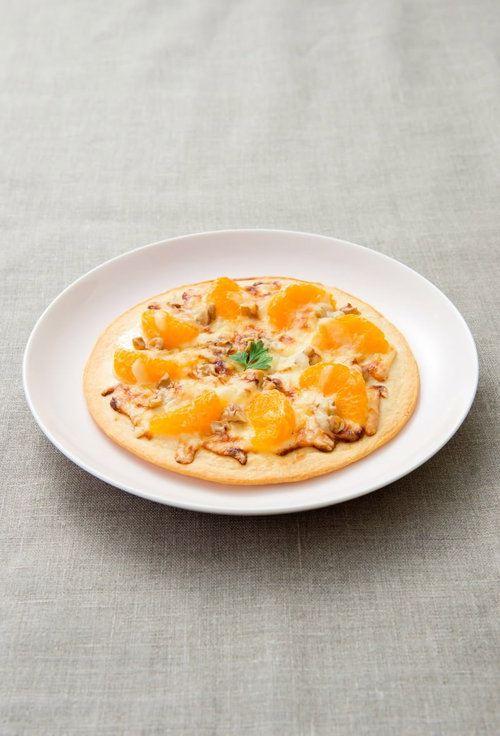 柑橘類とナッツを乗せたフルーツピザ