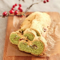 粉砂糖をまぶした抹茶のロールケーキの写真