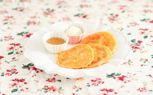 プチパンケーキとオレンジソースとクリーム