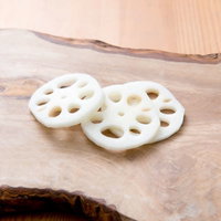 木の板の上に並んだれんこんの薄切りの写真