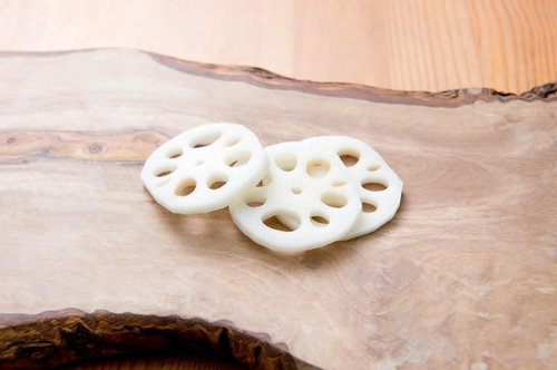 木の板の上に並んだれんこんの薄切り