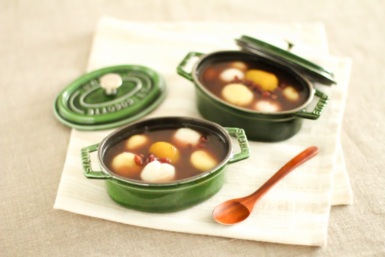 STAUB鍋2つに入った白玉ぜんざい