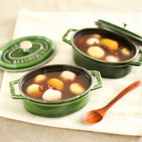 緑のSTAUB鍋で作った白玉ぜんざいの写真