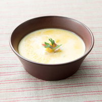 茶色の器に盛られたサツマイモのポタージュの写真