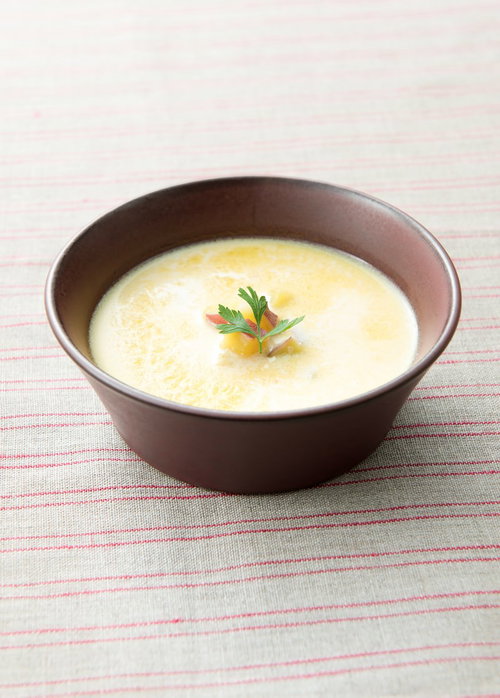 茶色の器に盛られたサツマイモのポタージュ