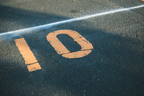 駐車場の区画に描かれた白線とナンバー10