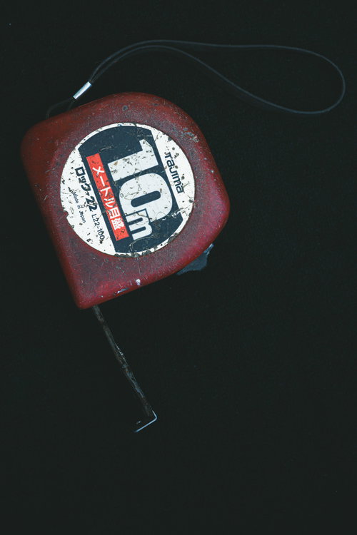 赤いケースの使い込まれたボロボロの10mメジャー