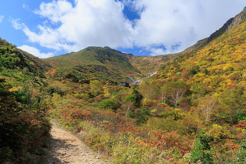 登山道を彩る紅葉、安達太良山と鉄山の秋の絶景