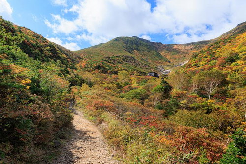 鉄山から見る安達太良山、秋の登山道沿いに広がる紅葉