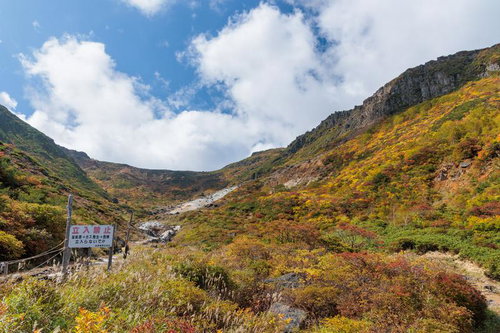 鉄山の秋、安達太良山登山道の紅葉と渓流、くろがね小屋周辺の風景